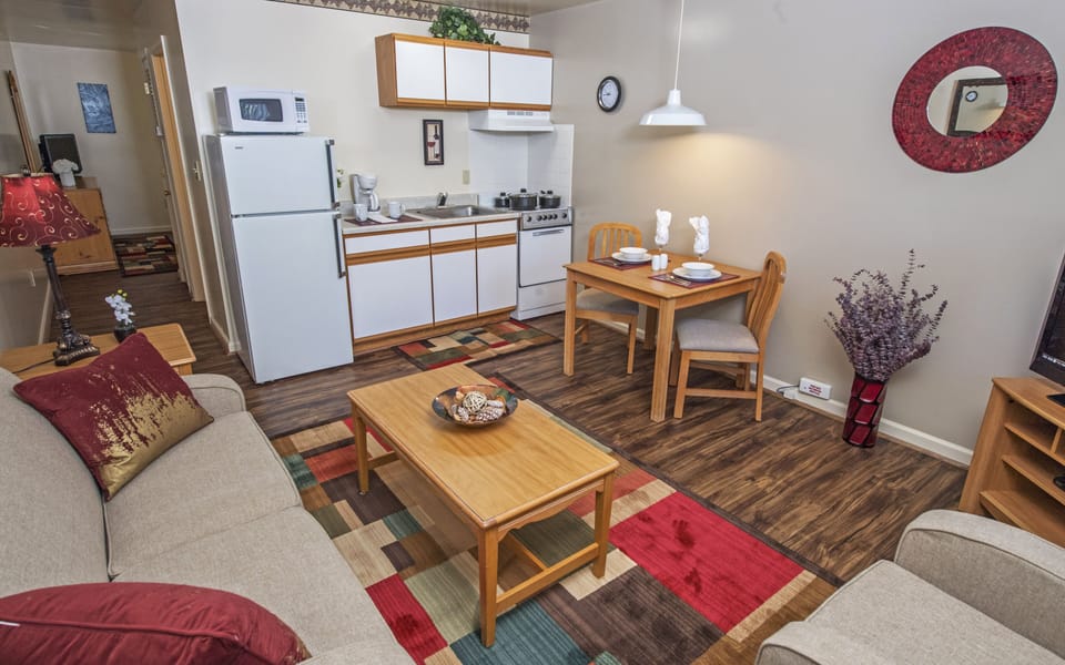 Standard Suite, 1 Queen Bed | Living room | Flat-screen TV