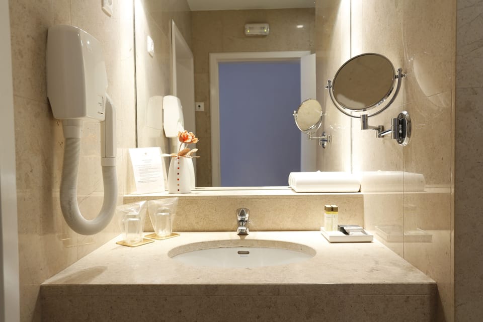 Minibar, in-room safe, desk, free WiFi