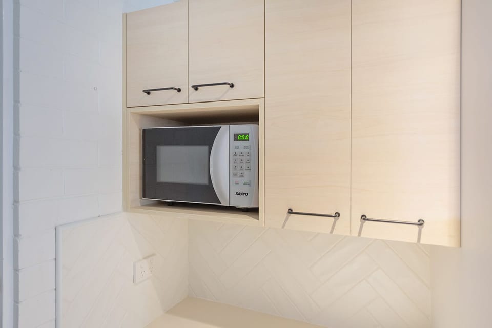 Queen Deluxe Room | Desk, laptop workspace, iron/ironing board, WiFi (free)