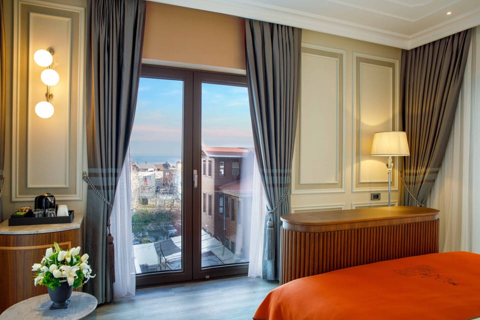Deluxe Room, Sea View | Egyptian cotton sheets, premium bedding, minibar, in-room safe