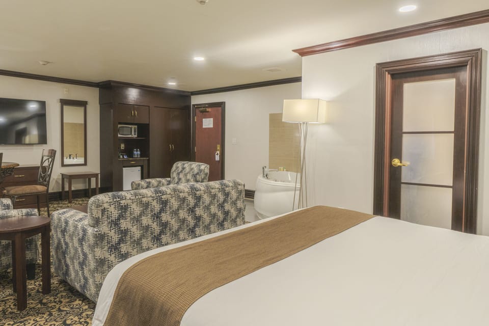 Premium Suite, 1 King Bed, Jetted Tub | In-room safe, desk, iron/ironing board, free WiFi