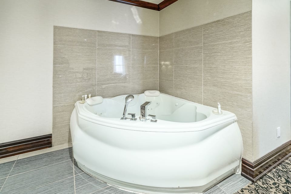 Premium Suite, 1 King Bed, Jetted Tub | Private spa tub