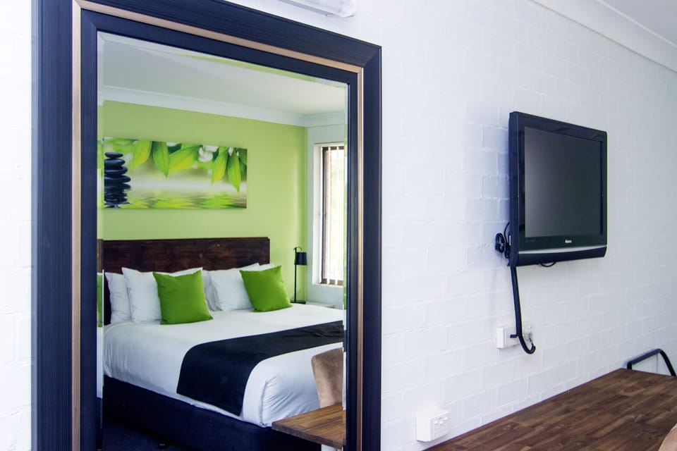 King Suites | Premium bedding, soundproofing, iron/ironing board, WiFi (free)