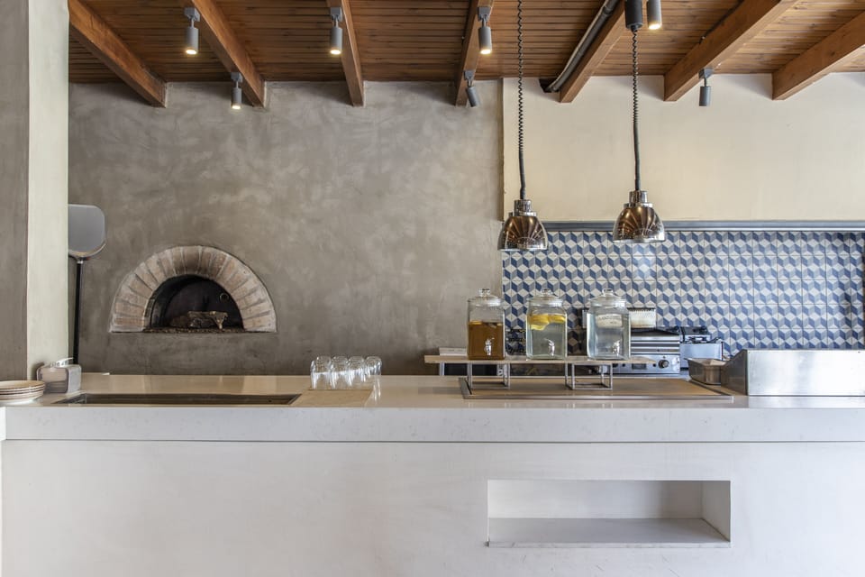 9 restaurants; breakfast, lunch, and dinner served