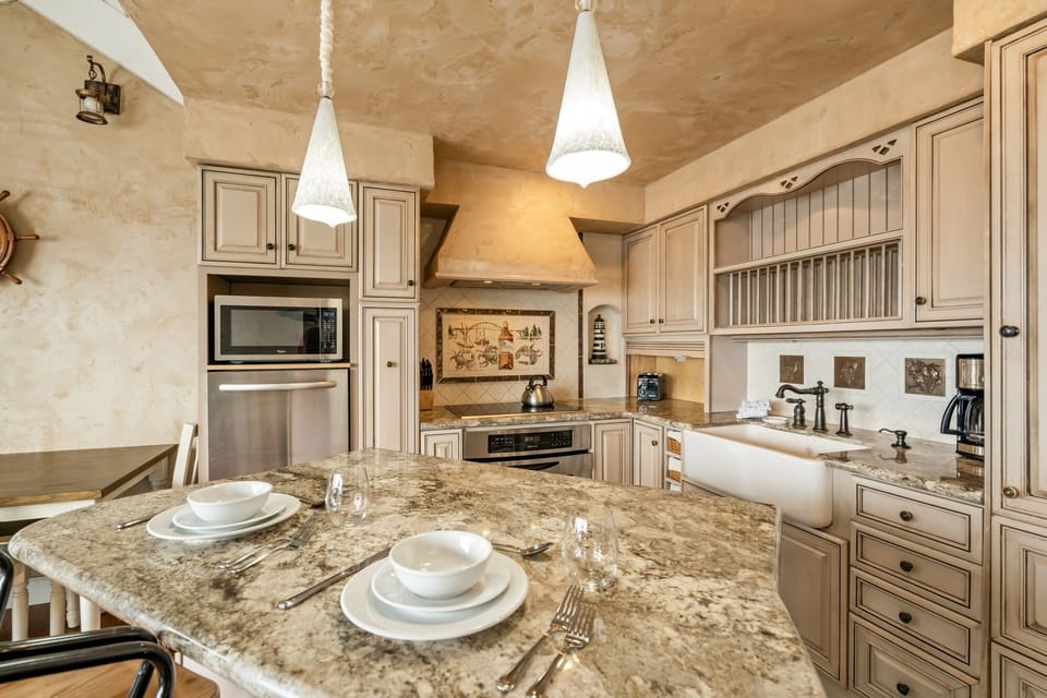 Superior Condo, 2 Queen Beds, 2 Bathrooms, Bay View (Two Bed, Two Bath Condo) | Private kitchen | Fridge, microwave, coffee/tea maker, paper towels