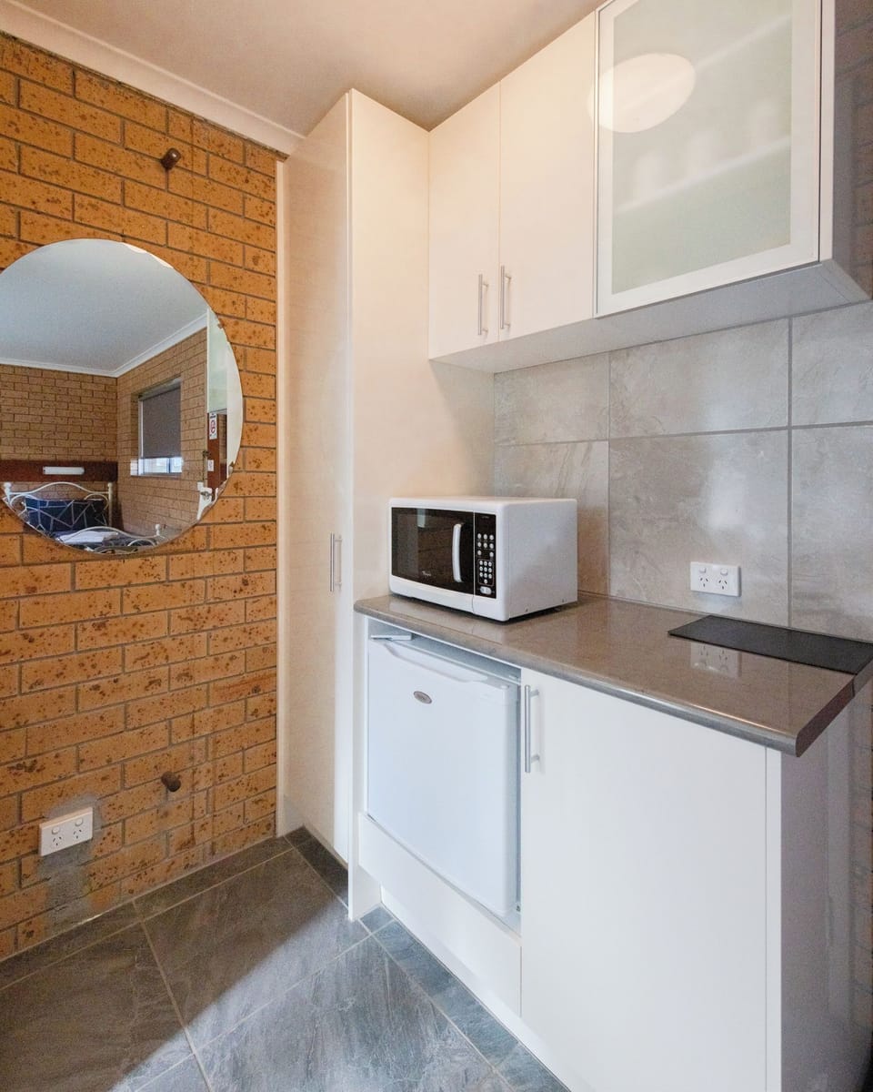 Superior Queen Room | Private kitchenette | Mini-fridge, microwave, coffee/tea maker, electric kettle