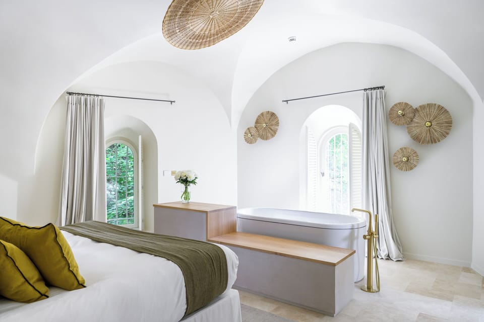 Suite Victorine | Premium bedding, free minibar, in-room safe, laptop workspace