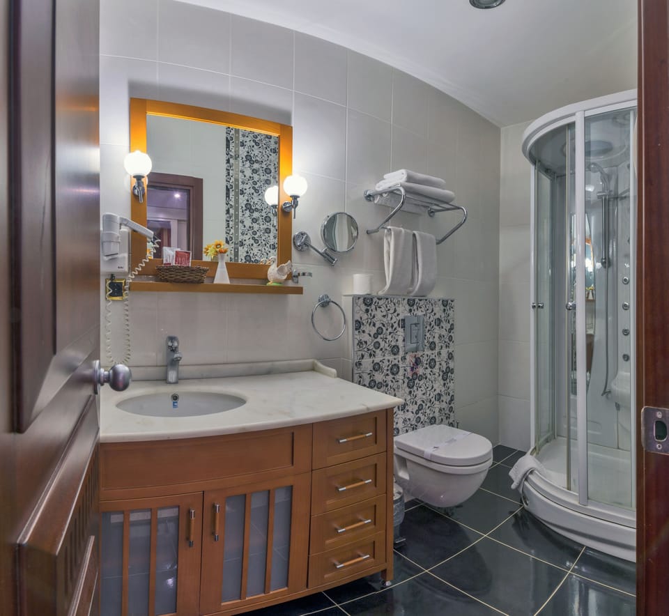 Shower, rainfall showerhead, free toiletries, hair dryer