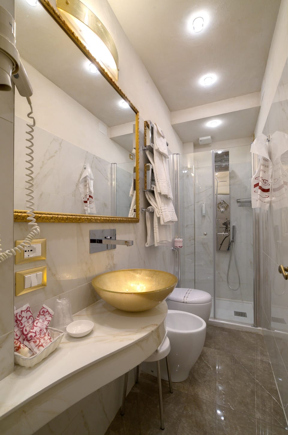 Shower, rainfall showerhead, free toiletries, hair dryer