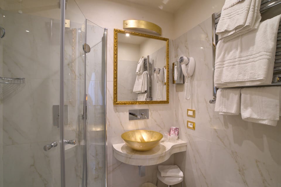 Classic Double Room | Bathroom | Shower, rainfall showerhead, free toiletries, hair dryer