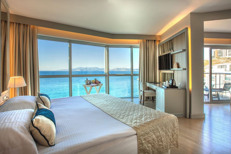 Superior Room, Sea View | Premium bedding, minibar, in-room safe, soundproofing