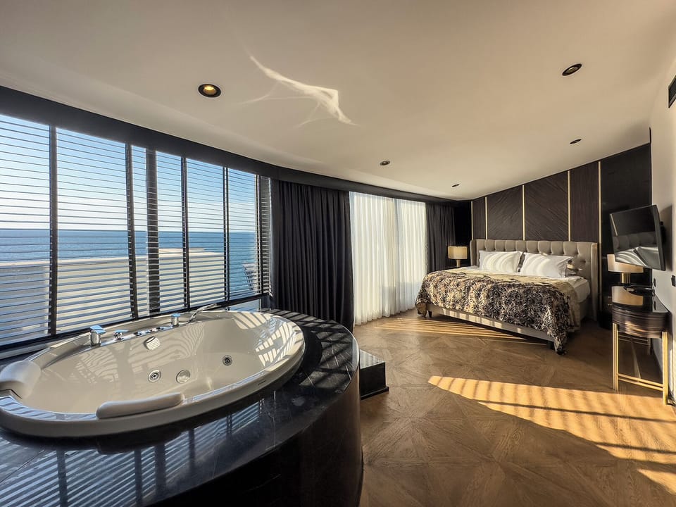 Executive Suite | Premium bedding, minibar, in-room safe, soundproofing