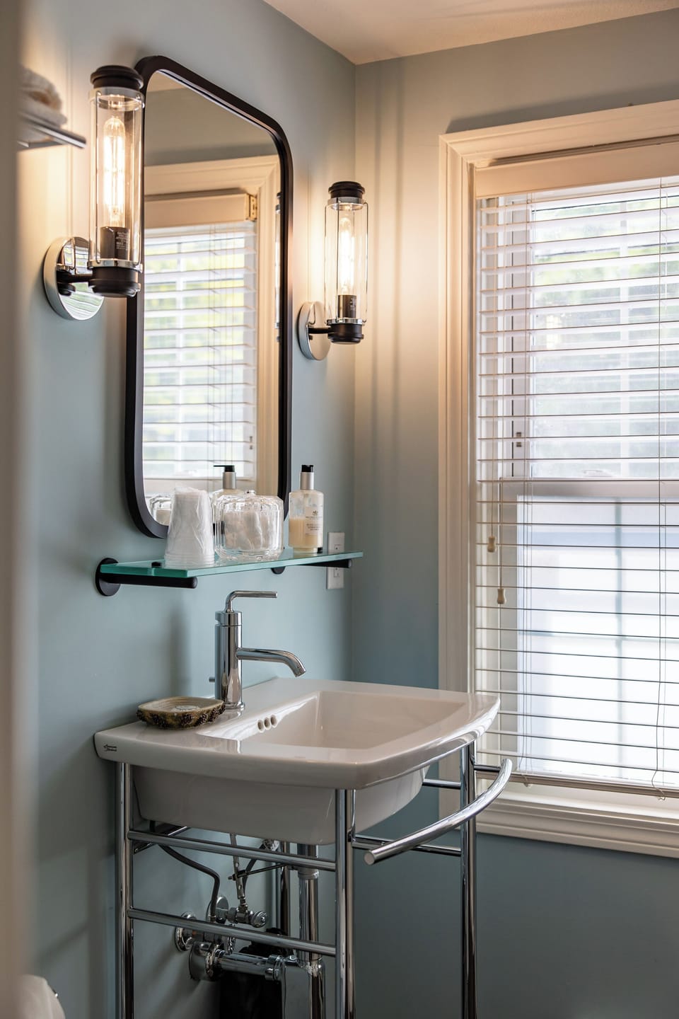 Historic King | Bathroom | Shower, hair dryer, towels, soap
