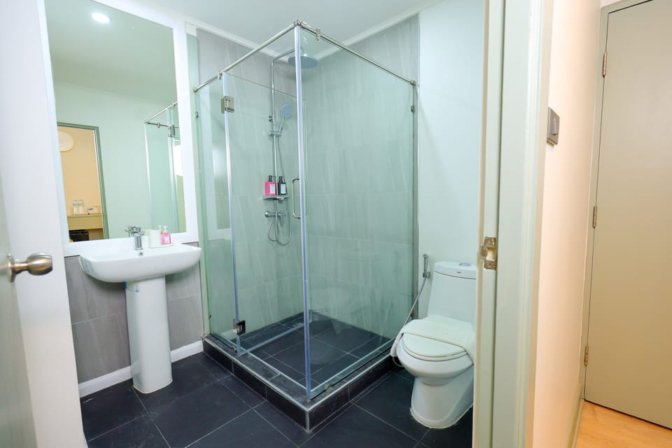 Shower, free toiletries, hair dryer, towels