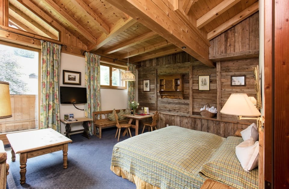 Deluxe Double Room, Balcony, Garden View | Hypo-allergenic bedding, in-room safe, desk, cribs/infant beds