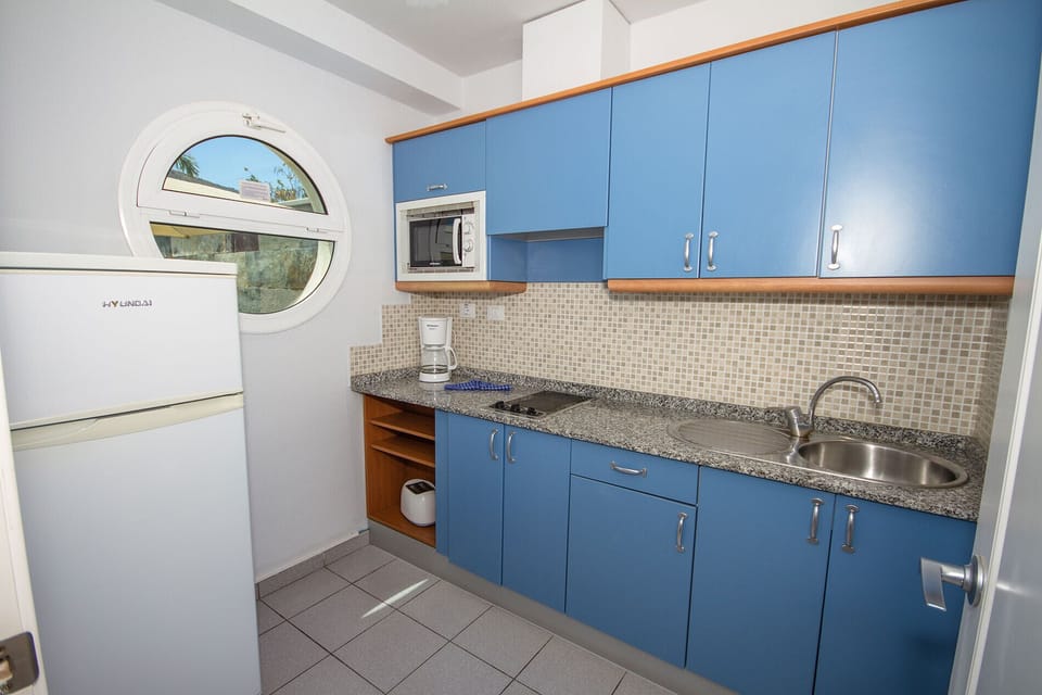 Coffee/tea maker, full-size fridge, microwave, stovetop