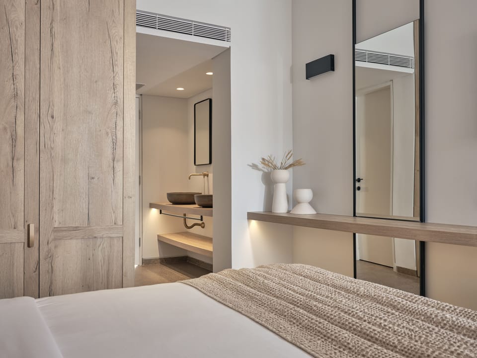 Superior Double or Twin Room | In-room safe, desk, blackout drapes, soundproofing