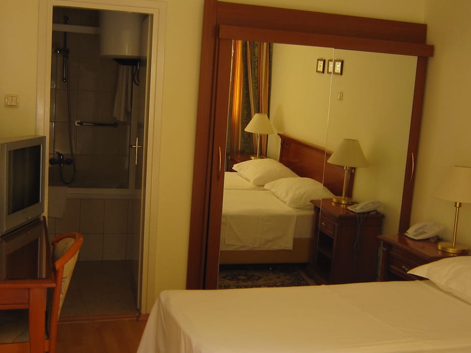 Desk, cribs/infant beds, WiFi