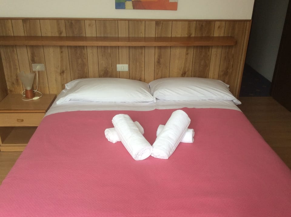 Double Room, Lake View | Desk, free cribs/infant beds, free WiFi, bed sheets