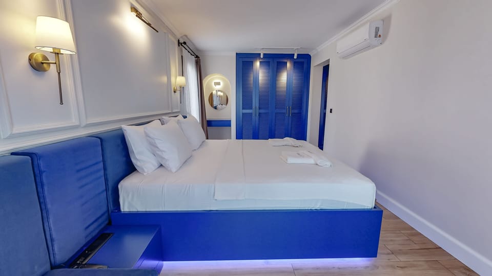 Deluxe Suite | Egyptian cotton sheets, premium bedding, down comforters, minibar