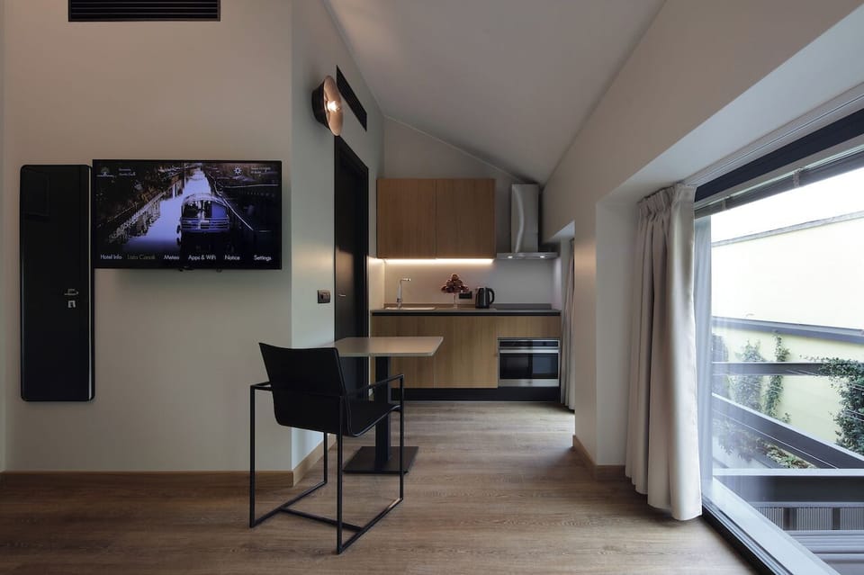 Superior Double or Twin Room, Tower | Minibar, in-room safe, individually decorated, individually furnished