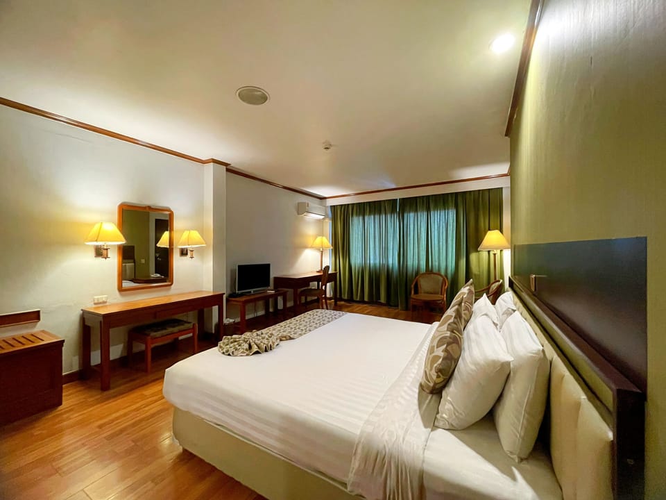 Deluxe Room, 1 King Bed | Minibar, in-room safe, desk, iron/ironing board