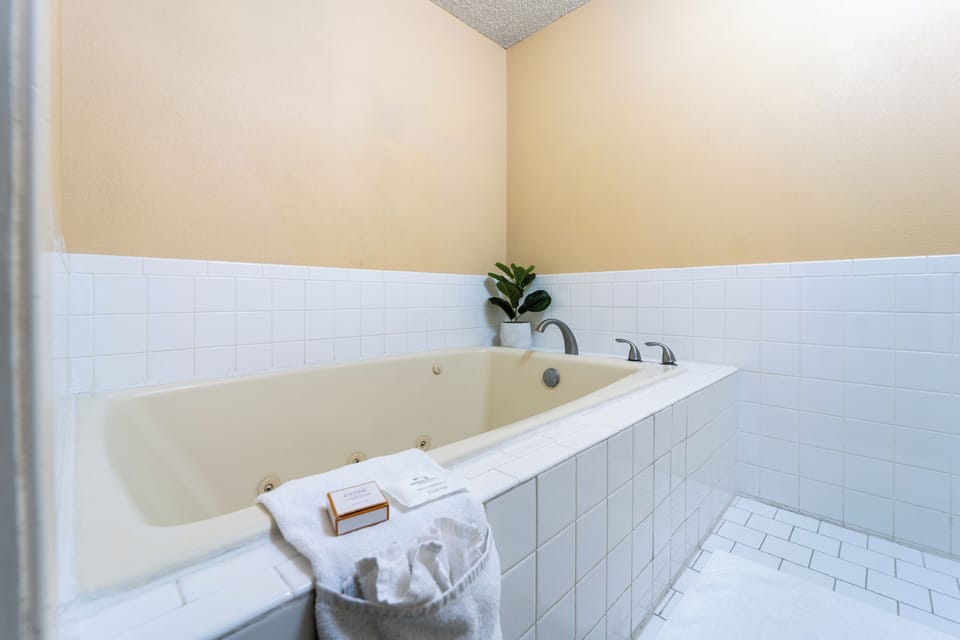 Hot Tub Suite | Pillowtop beds, desk, blackout drapes, iron/ironing board