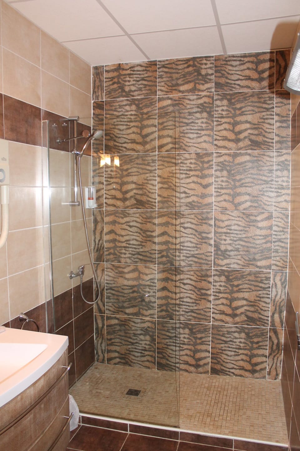 Comfort Triple Room, Garden View | Bathroom shower