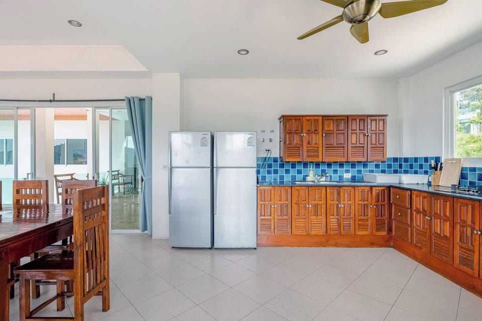 Coffee/tea maker, full-size fridge, microwave, oven