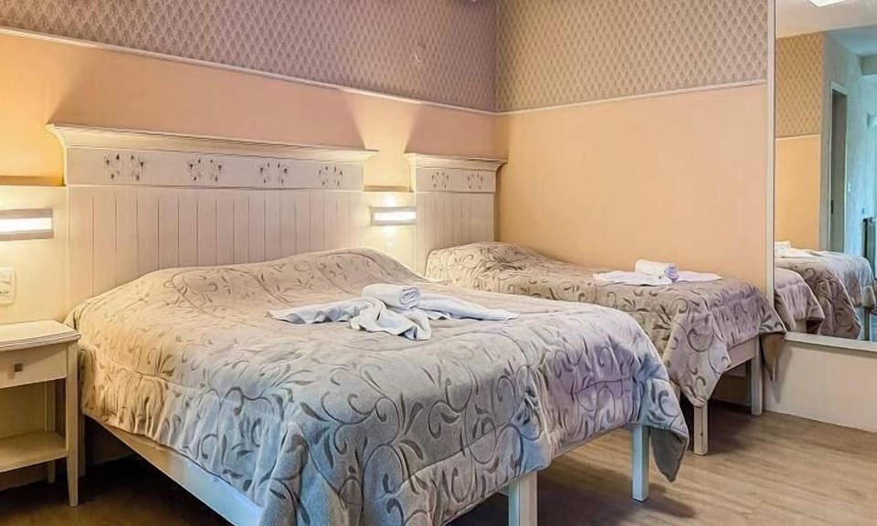 Luxury Triple Room | Desk, free WiFi, bed sheets