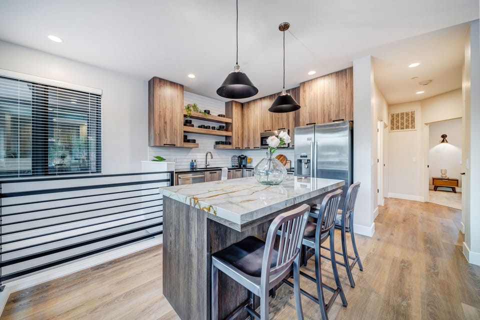 LaFave South: Angels Landing | Private kitchen | Full-size fridge, microwave, oven, stovetop