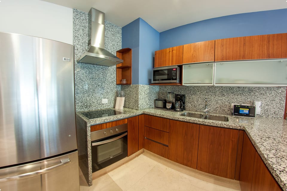 Deluxe Triple Room, 3 Bedrooms, Private Pool | Private kitchen | Full-size fridge, microwave, oven, stovetop