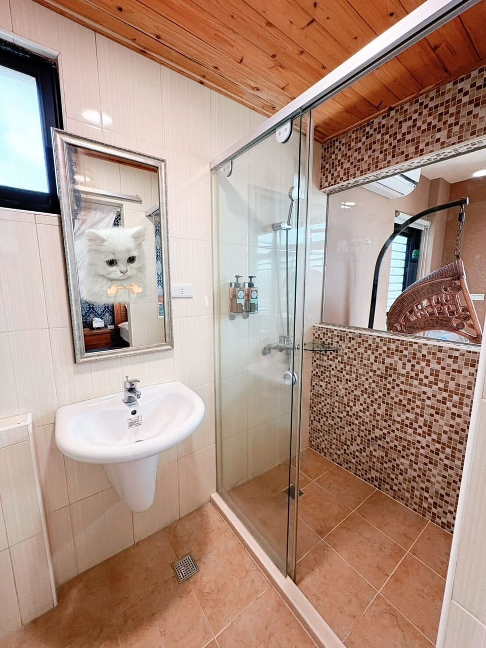 Romantic Double Room | Bathroom | Shower, free toiletries, hair dryer, slippers