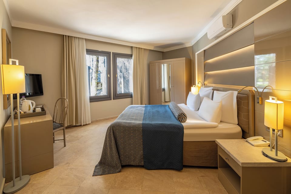 Family Room, Garden View | Minibar, in-room safe, free WiFi, bed sheets