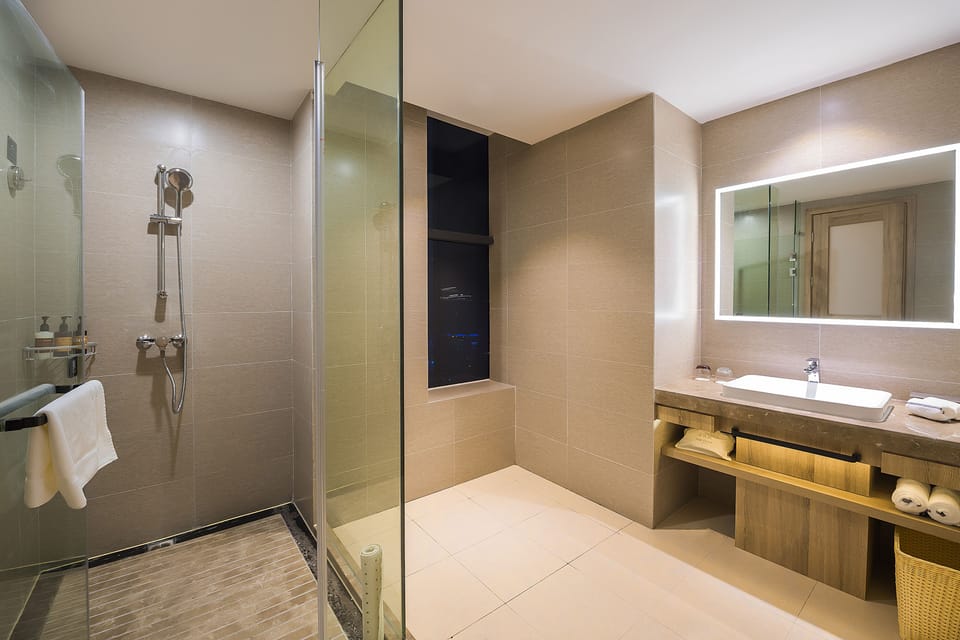 Executive Suite | Bathroom | Shower, free toiletries, slippers