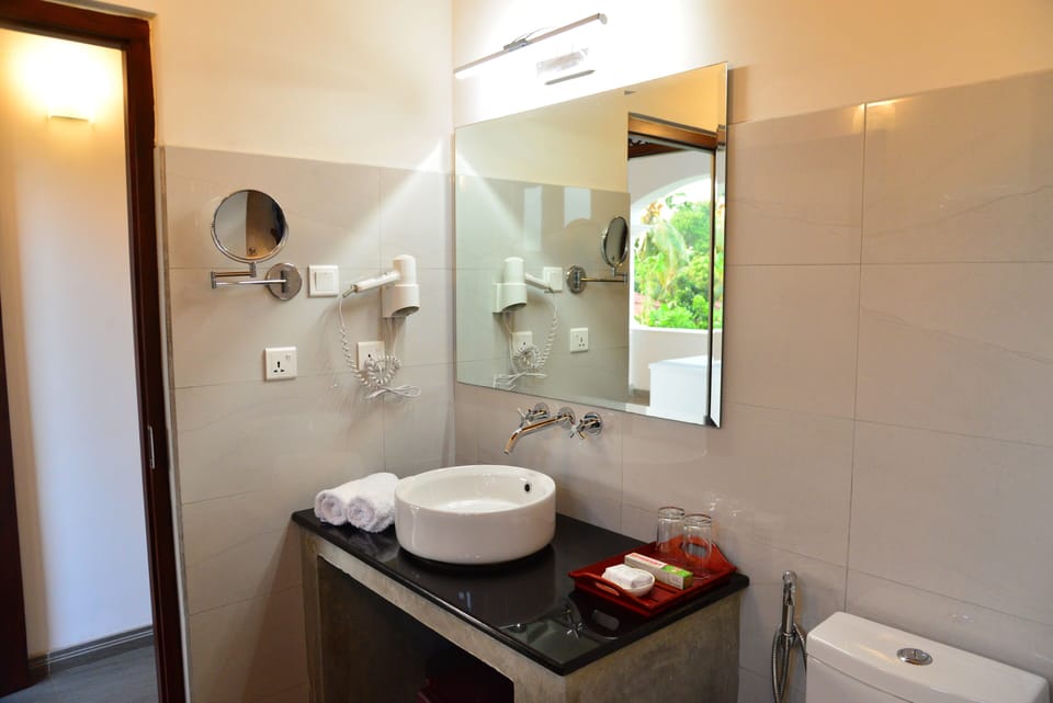 Shower, rainfall showerhead, free toiletries, hair dryer