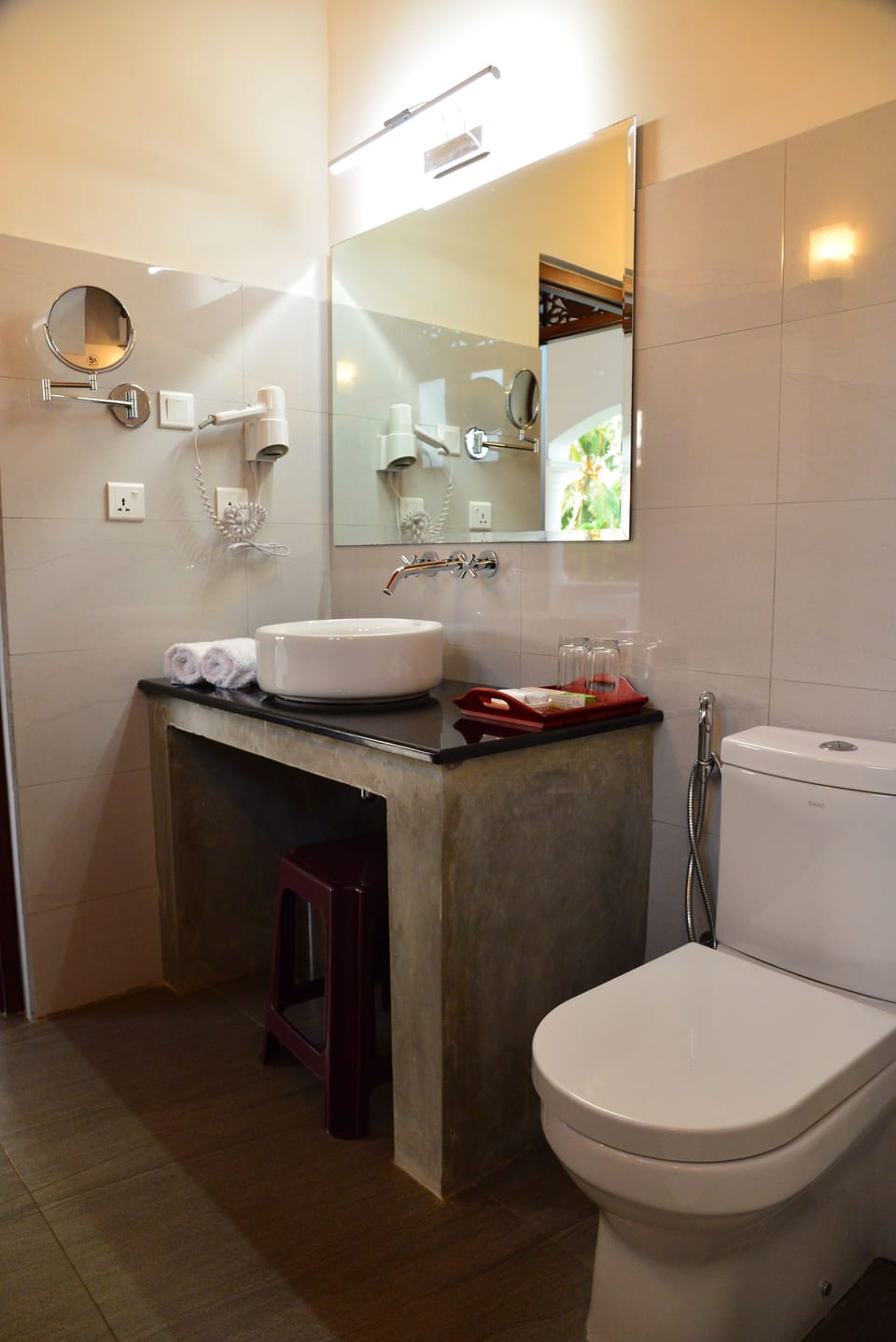 Shower, rainfall showerhead, free toiletries, hair dryer