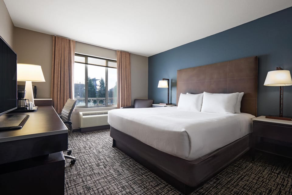 Standard Room, 1 King Bed | Hypo-allergenic bedding, pillowtop beds, desk, laptop workspace