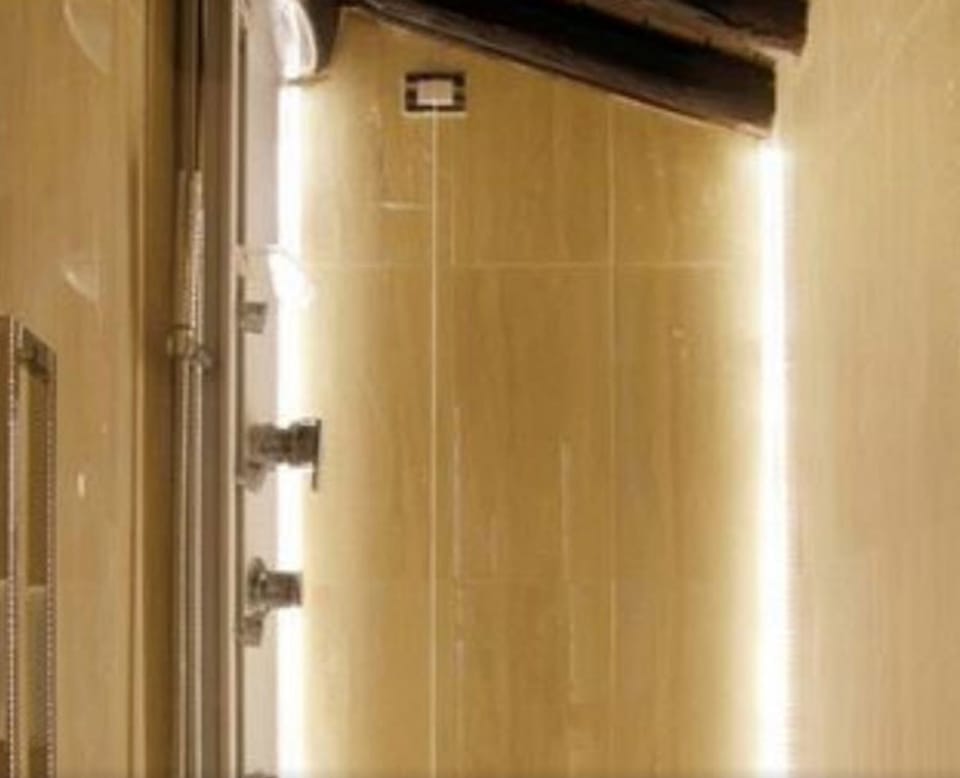 Quadruple Room | Bathroom shower