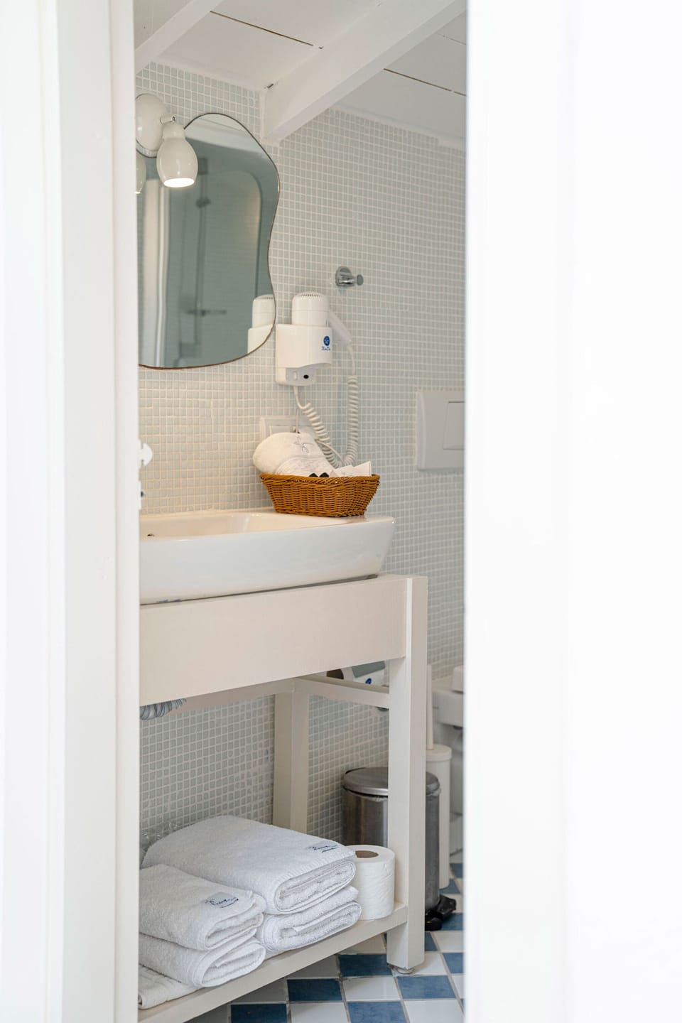 Suit Oda | Bathroom | Shower, designer toiletries, hair dryer, slippers