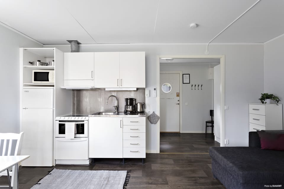 Cottage, 1 Bedroom (2) | Private kitchen | Fridge, microwave, coffee/tea maker, cookware/dishes/utensils