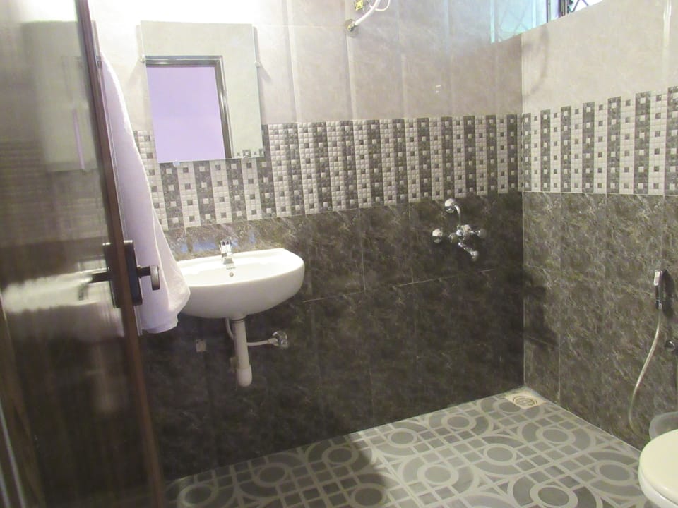 Shower, rainfall showerhead, free toiletries, towels
