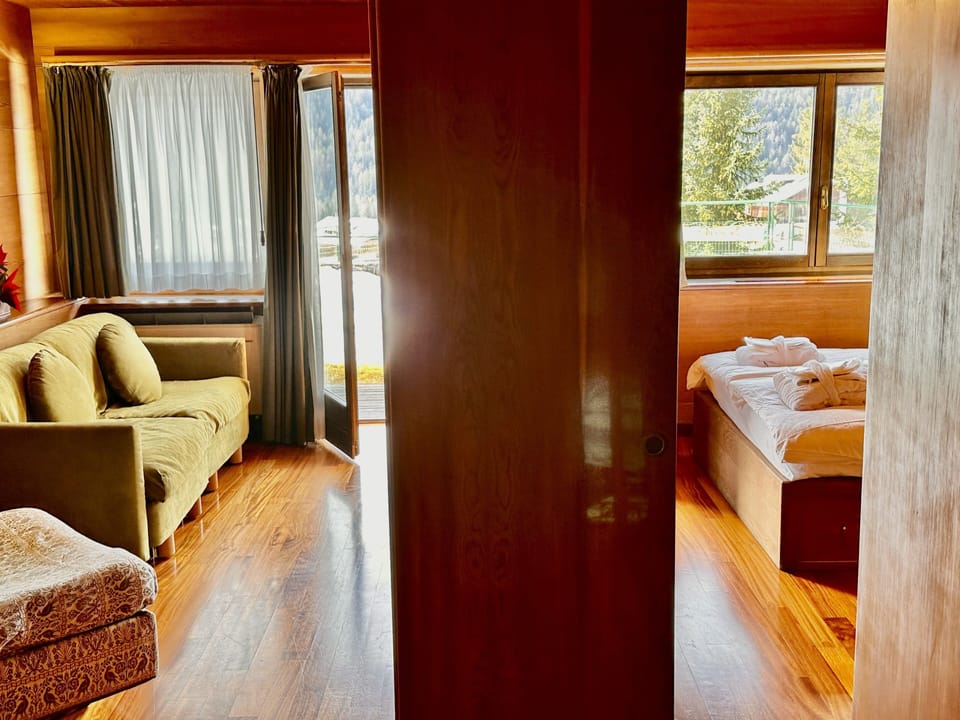 Comfort Suite | Minibar, in-room safe, desk, blackout drapes