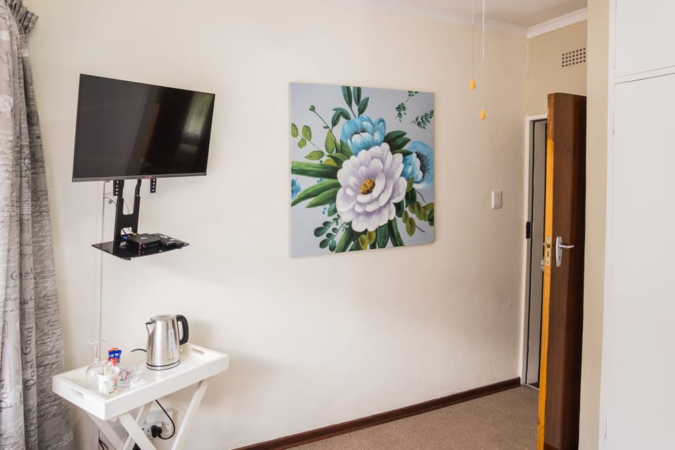 Single Room, Room 5 | 1 bedroom, iron/ironing board (on request), WiFi (free)