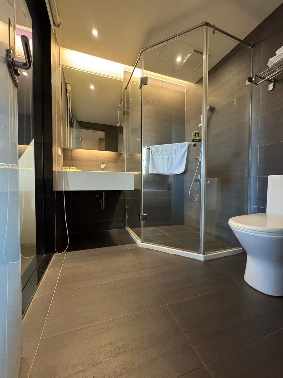 Superior Double Room | Bathroom | Shower, free toiletries, hair dryer, slippers
