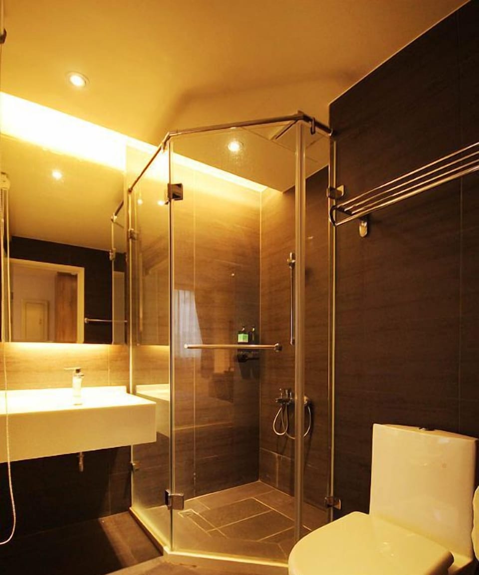 Superior Quadruple Room | Bathroom shower