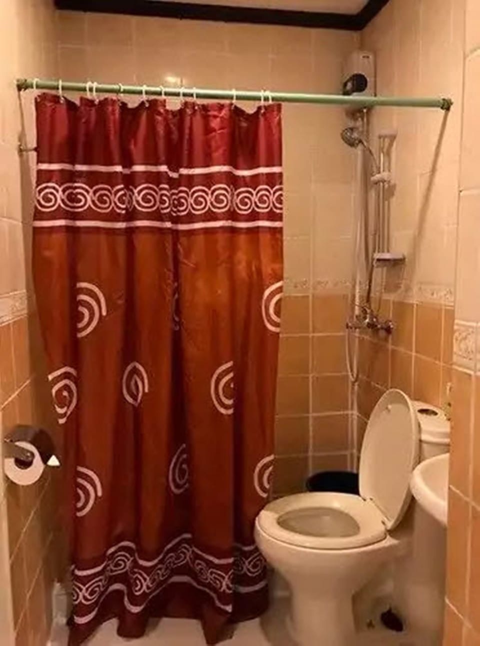 Superior Room | Bathroom | Shower, free toiletries, towels
