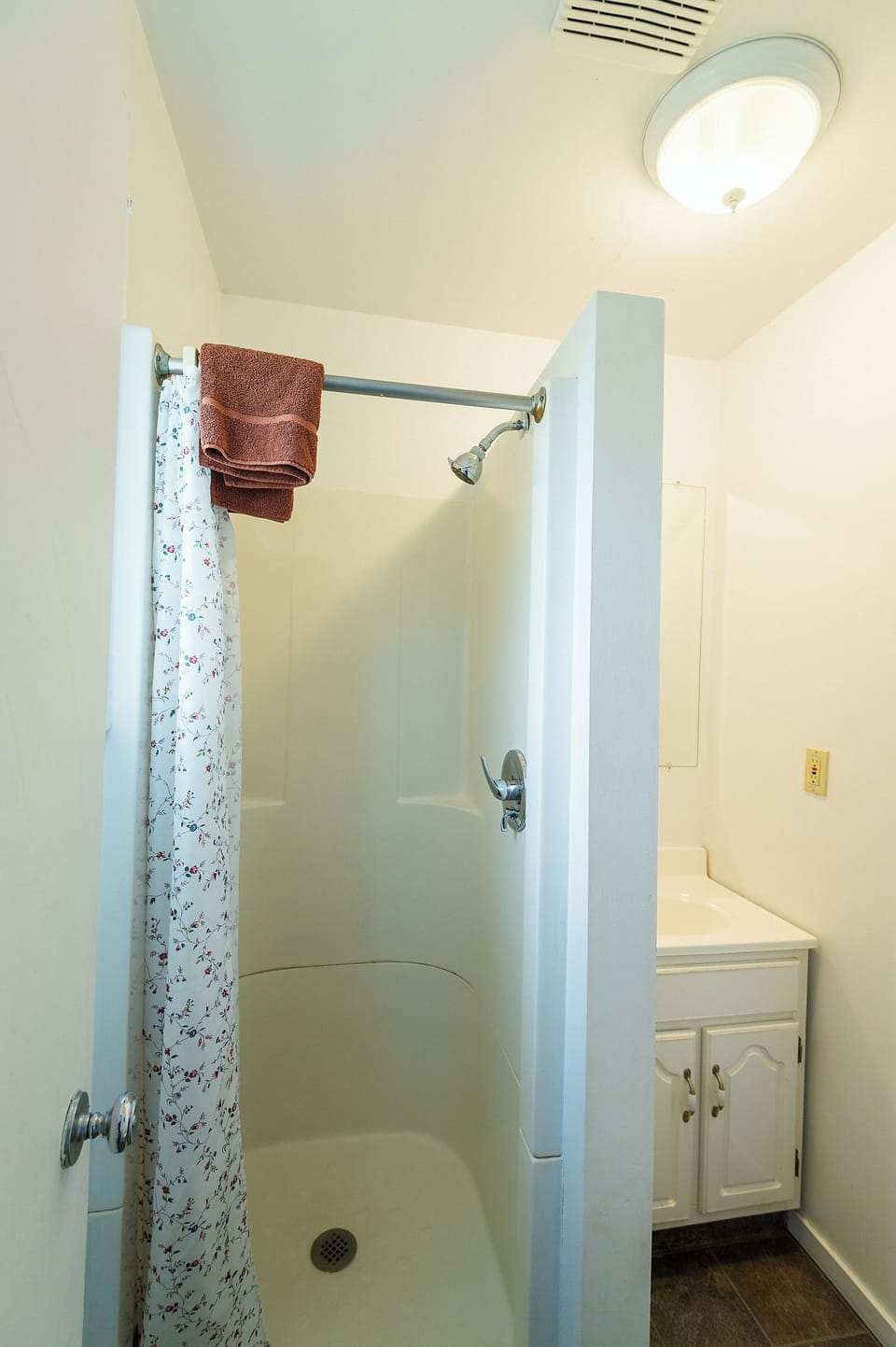 Shower, free toiletries, towels