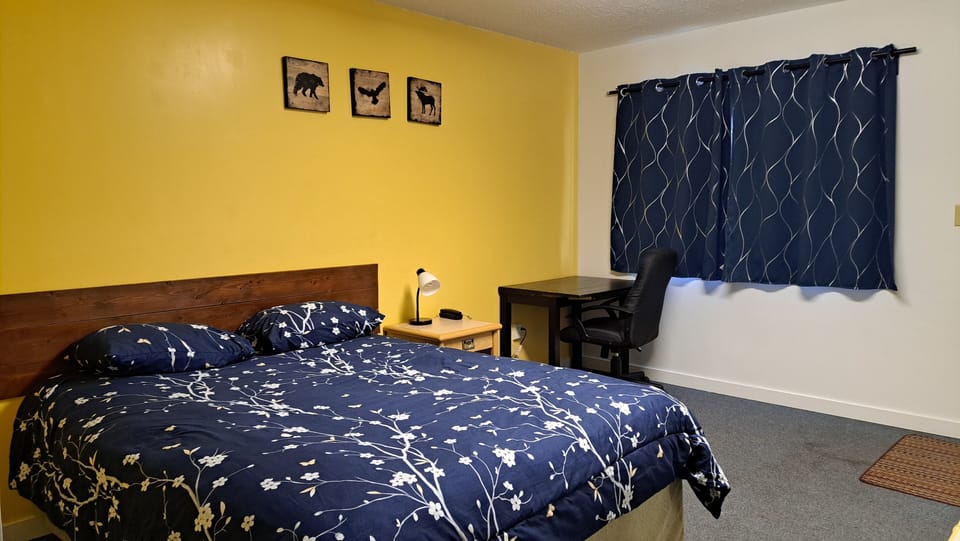 Classic Room, 1 Queen Bed | 1 bedroom, desk, WiFi (free), bed sheets