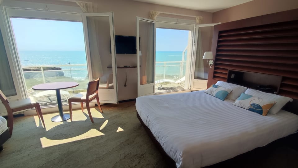 Superior Double Room, 1 Queen Bed with Sofa bed, Bathtub, Oceanfront | Desk, soundproofing, free WiFi, bed sheets